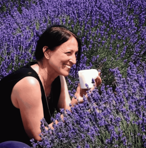 Sélection de contenants et d'ingrédients naturels et brins de lavande pour bougies de Provence