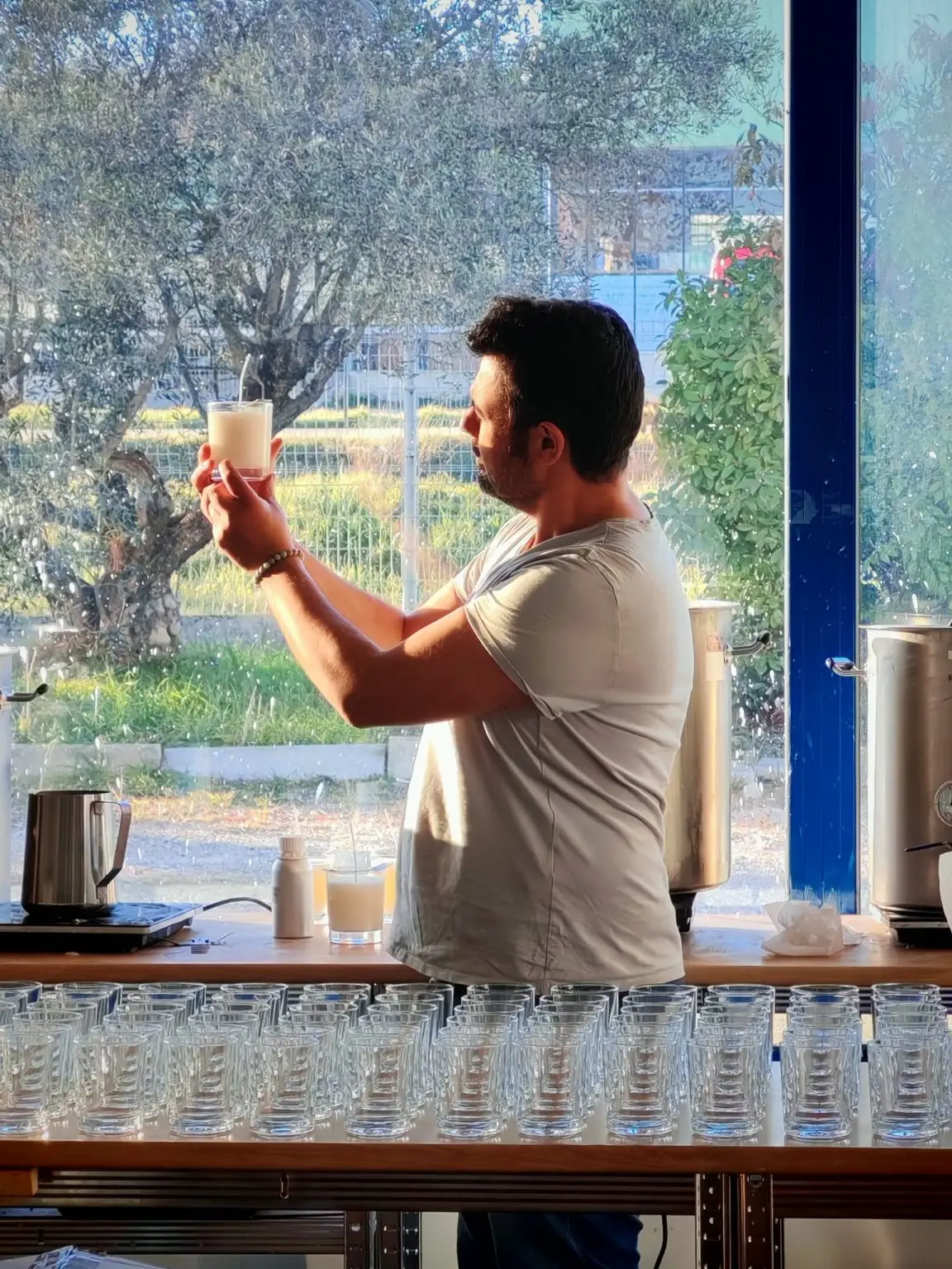 Artisan cirier d'art examinant la transparence d'une bougie artisanale de luxe en Provence